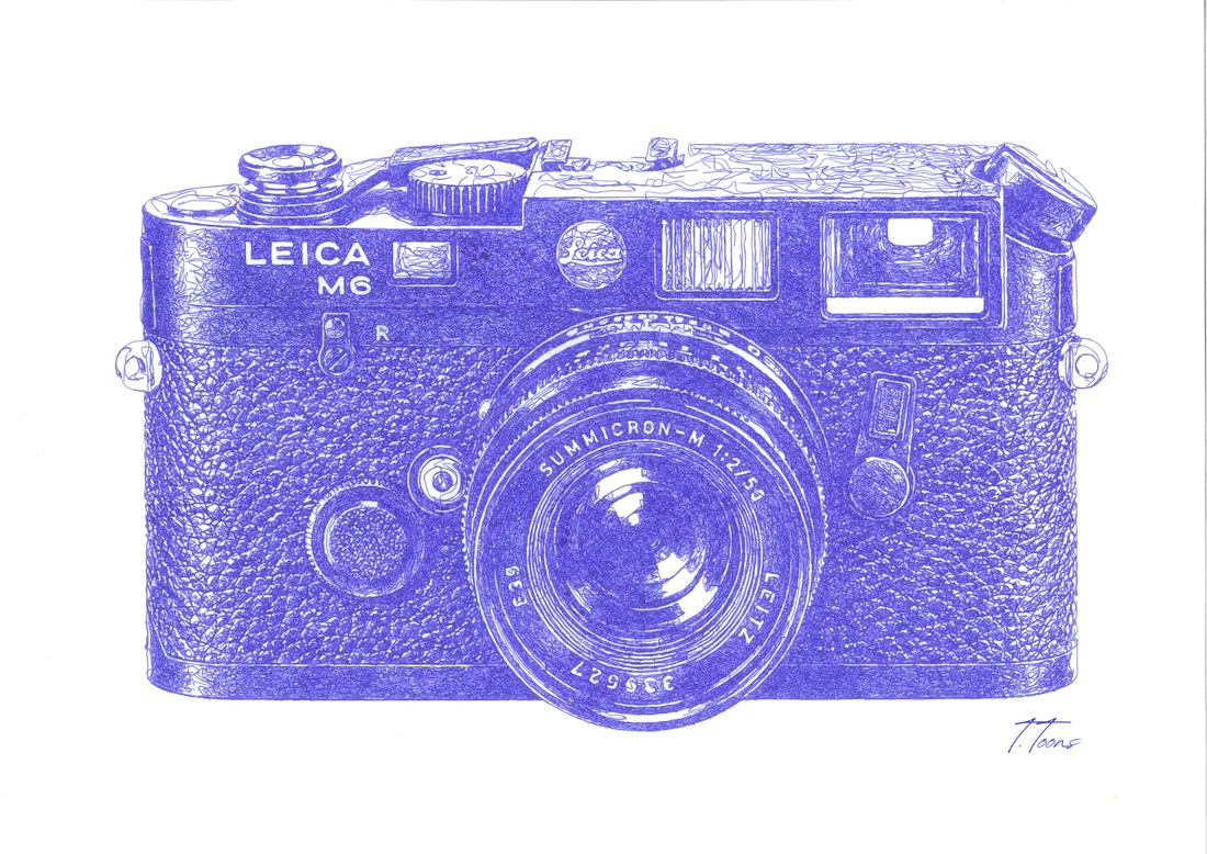 Un appareil Leica dessiné au stylo bille bleu.
